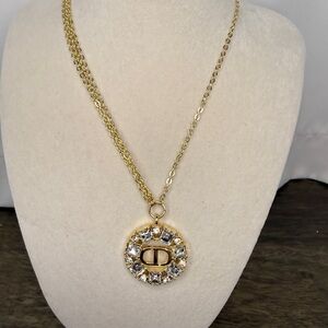 Chic Gold Necklace with Crystal Embellishments